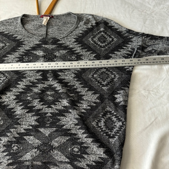 Elegant V-Neck Sweater with Geometric Pattern - Picture 6 of 12